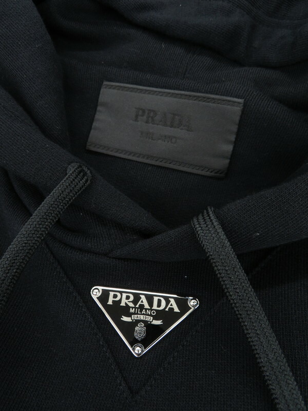 PRADA】プラダ『Re-Nylon 三角ロゴ トライアングルプレート スウェット