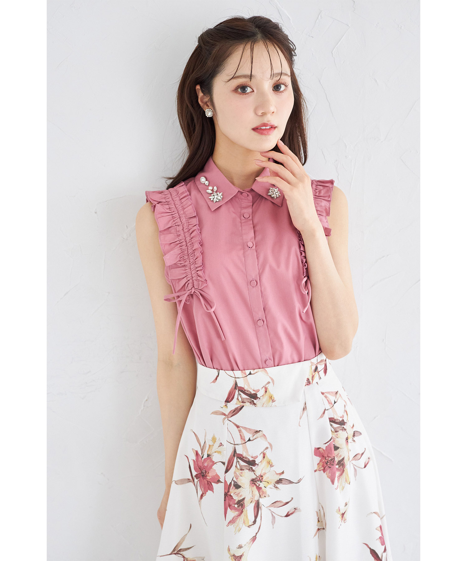 ビジュー付きサイドフリル&リボンブラウス