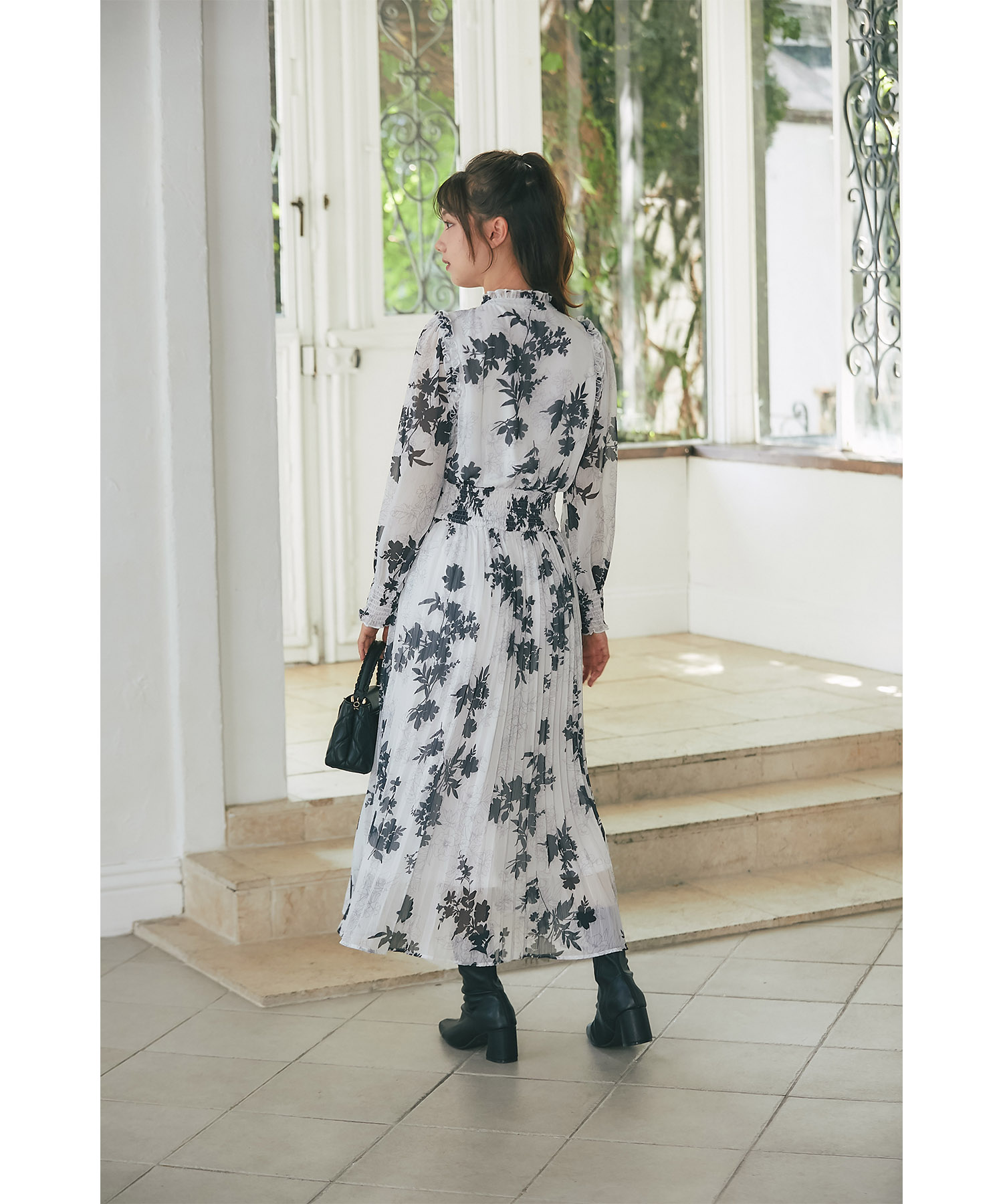 フリル付きフラワープリントシャーリングワンピース