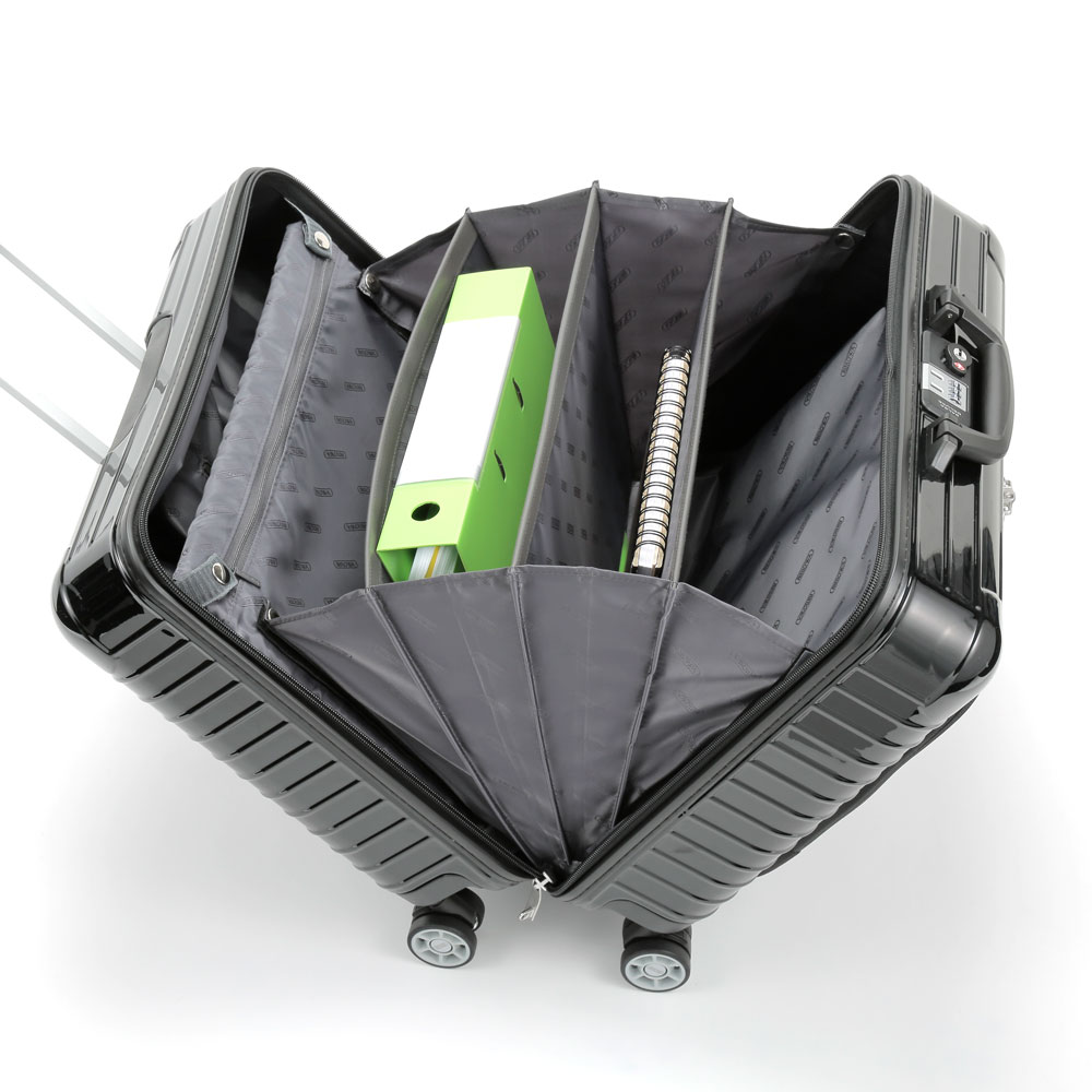 U-STREAM | ビジネスパーソンが選ぶRIMOWA特集