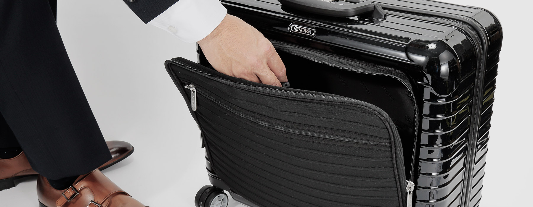 U-STREAM | ビジネスパーソンが選ぶRIMOWA特集