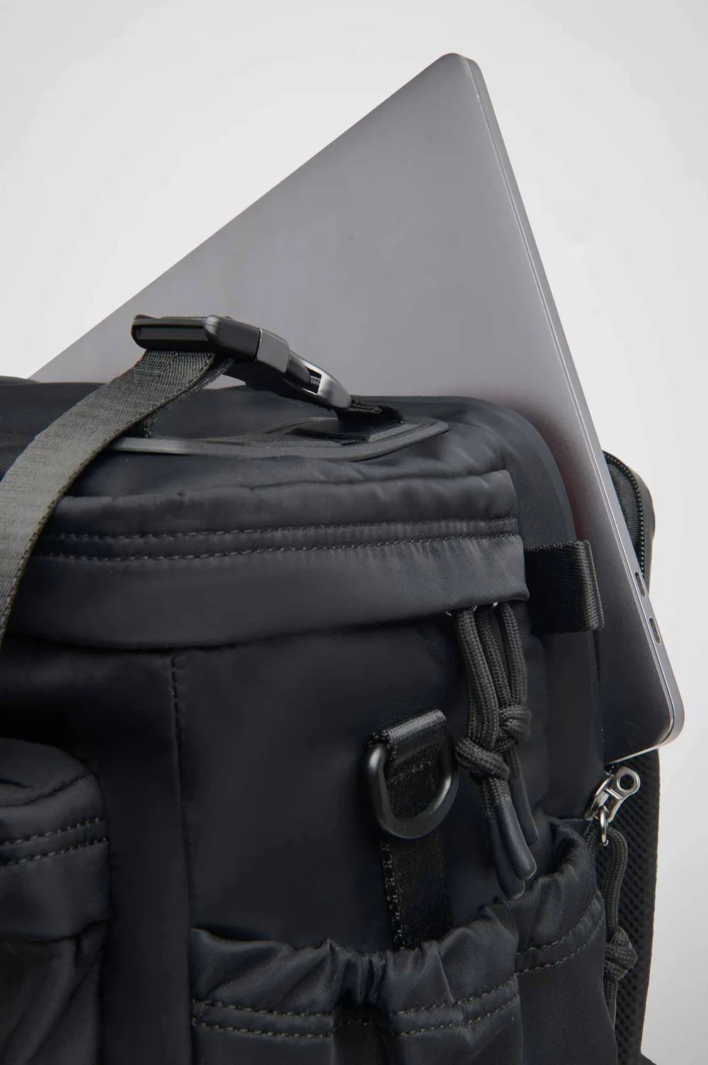 DONE! - East+West Nylon M (ブラック) ナイロン バックパック | 4.444glad