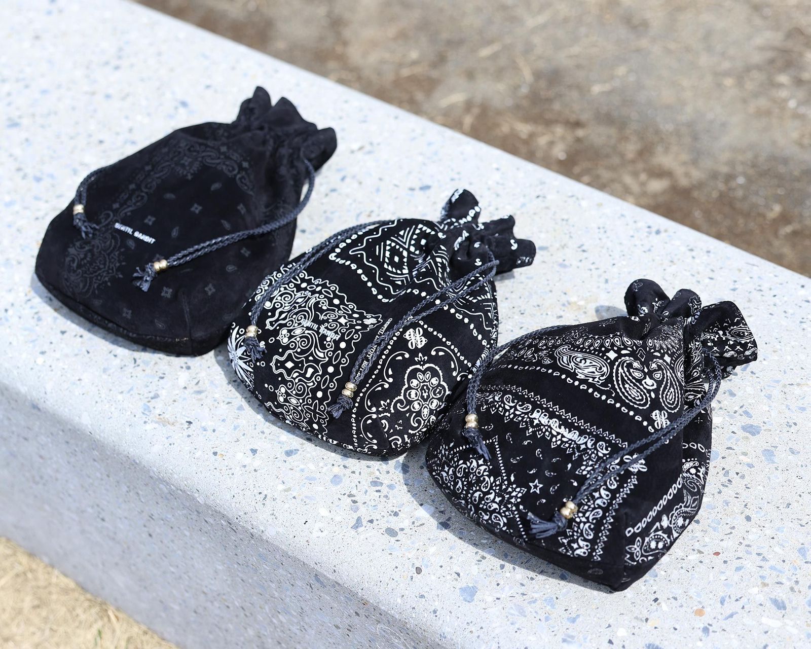 GENTIL BANDIT - スエード巾着バッグ / ブラック x ブラック | Tempt