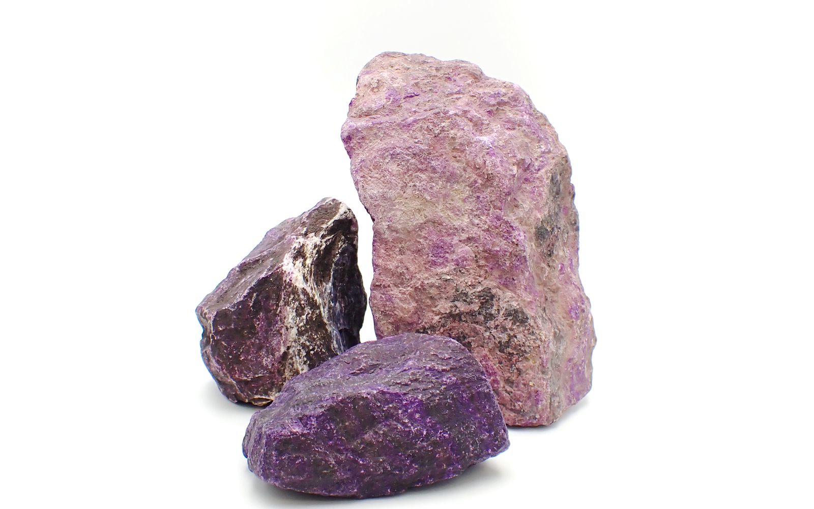 日本発見の希少鉱物・スギライトとは？色の秘密と紆余曲折のストーリー