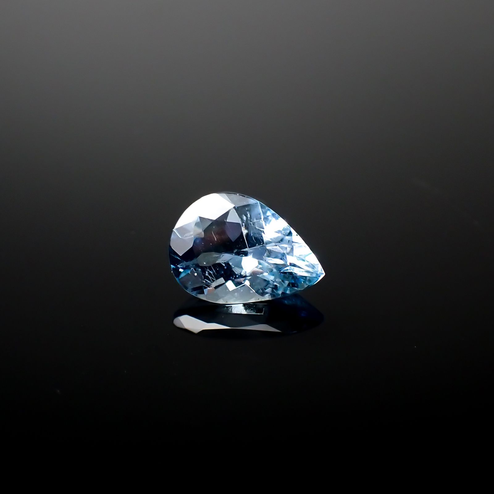 アクアマリン サンタマリアカラー マダガスカル産 0.54ct / 6.9x4.9mm