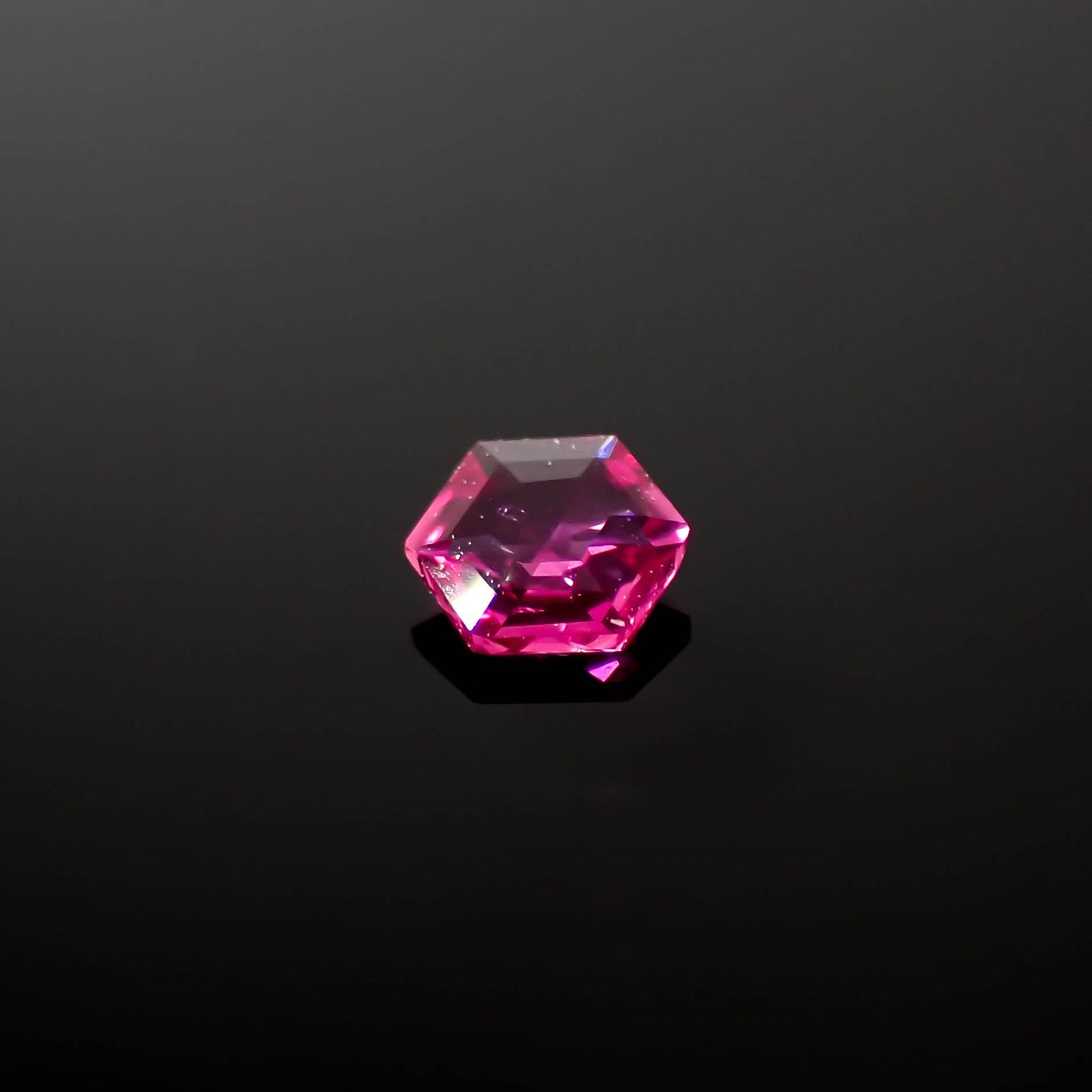 ◇ヘキサゴンカット◇ルビー 非加熱 モザンビーク産 0.12ct / 3x3mm