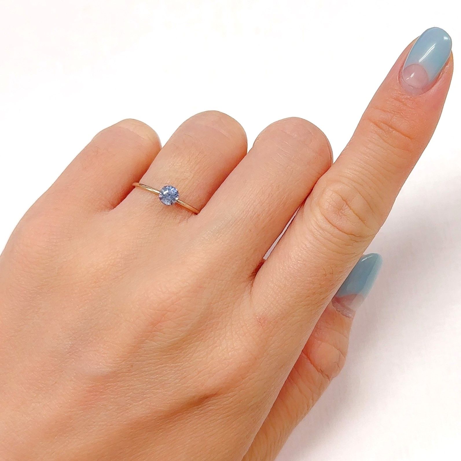 アイスブルーサファイア スリランカ産 0.45ct / 4.4x4.4mm前後