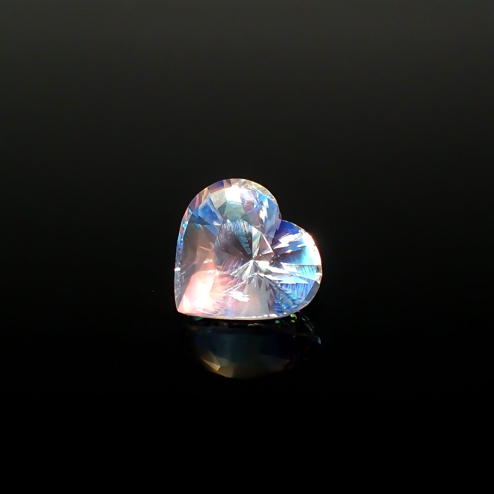 オーロラのような神秘の輝き | レインボームーンストーンの基本情報と