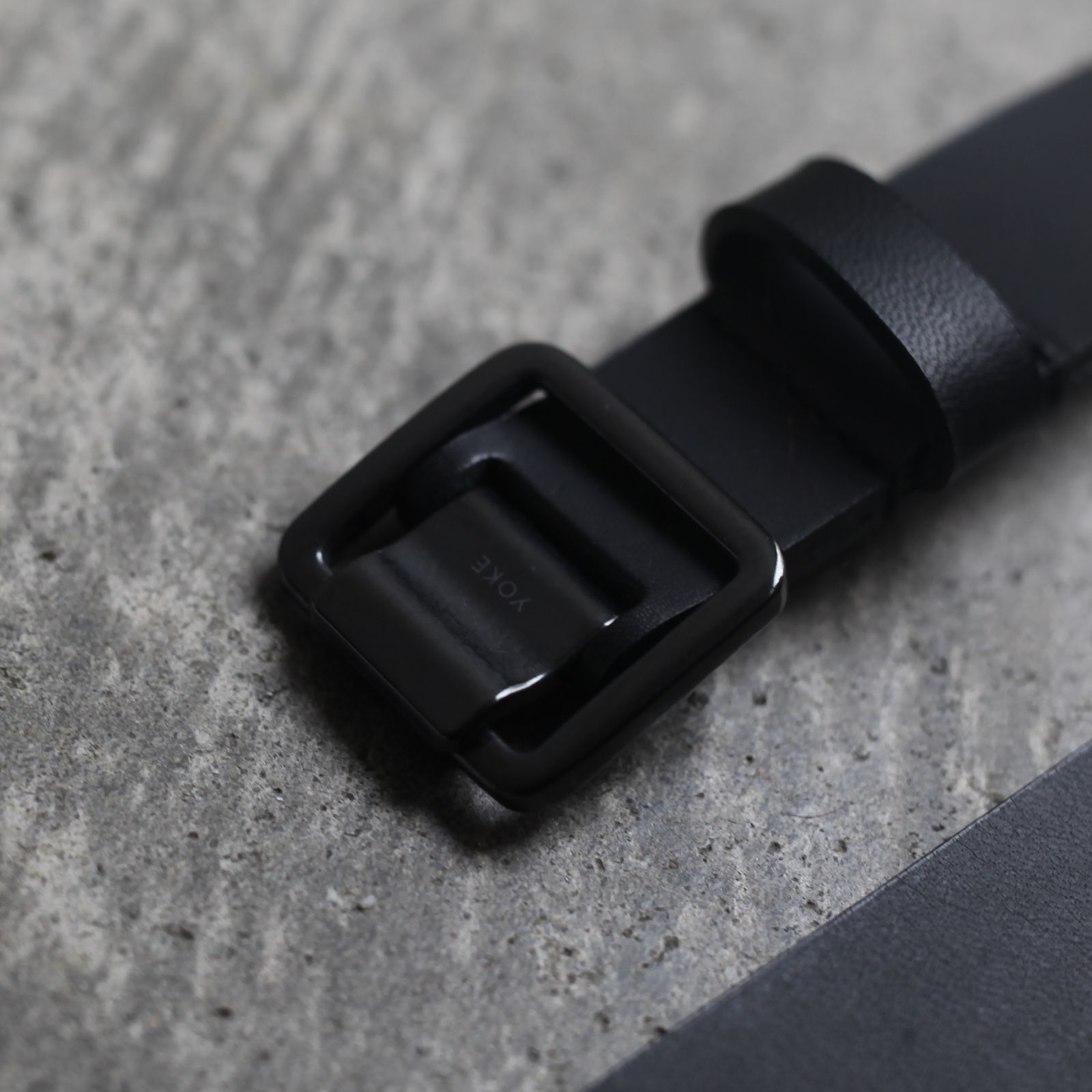 YOKE - 【残りわずか】Narrow Leather Belt(BLACK×BLACK) | ACRMTSM