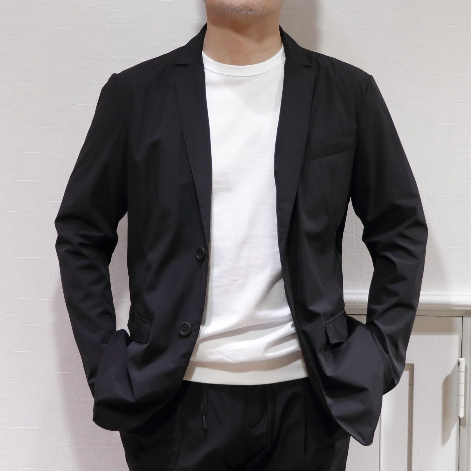 HERNO”撥水ストレッチナイロンセットアップを使用したビジカジスタイル