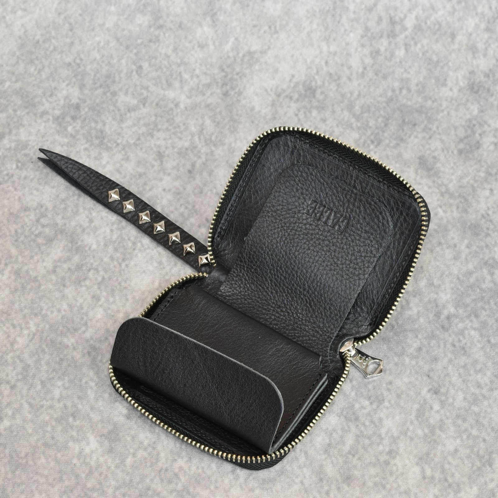 CALEE - PLANE LEATHER ZIP MULTI WALLET ＜STUDS CHARM＞ (BLACK