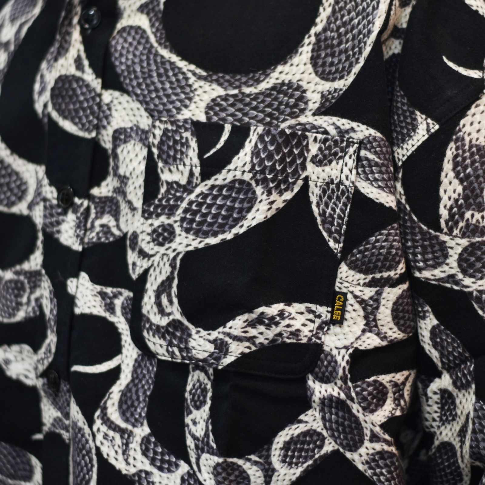 CALEE - PRINT NEL L/S SH ＜SNAKE PATTERN＞ (BLACK)｜蛇柄