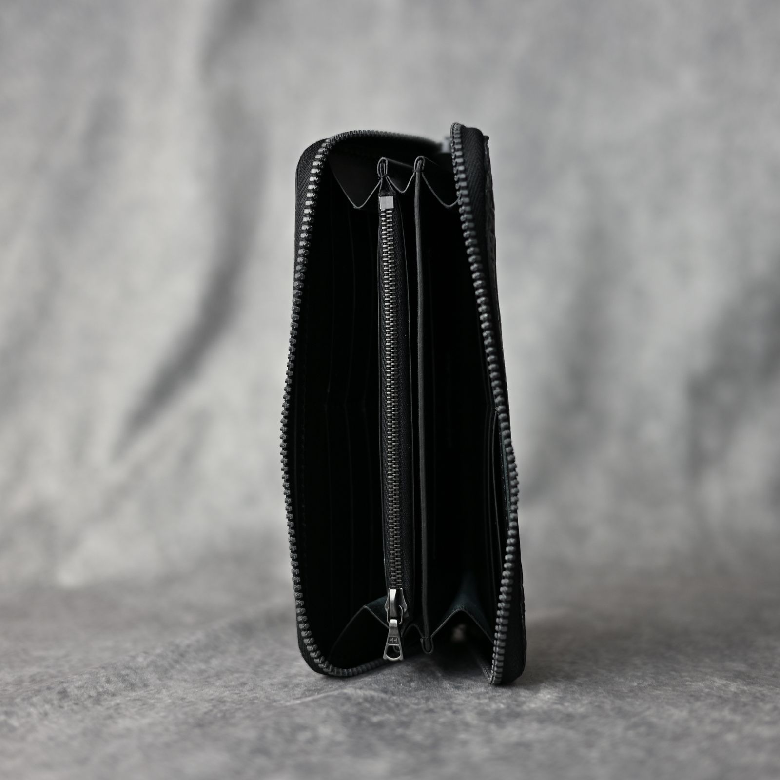 ISAMU KATAYAMA BACKLASH - クロコ墨染 ラウンドジップ 財布 (GRAY