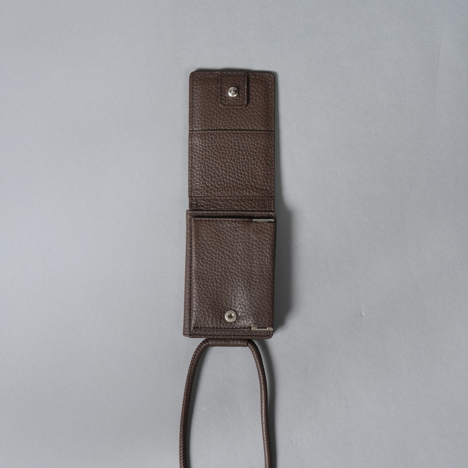 objcts.​io - レザーストラップ付iPhoneアクセサリー - ウォレット