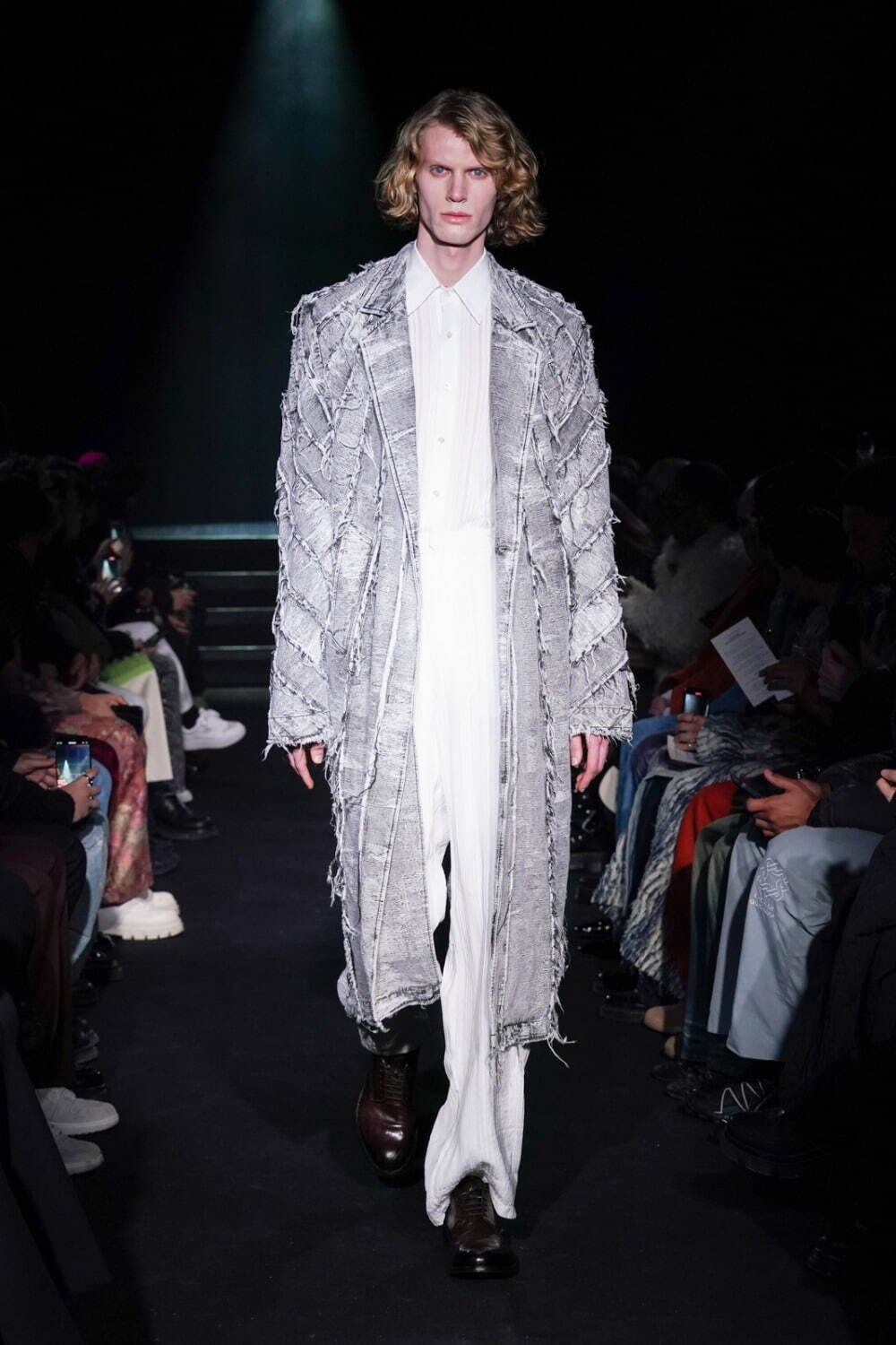 TAAKKの新たな挑戦：ケミカルウォッシュデニムと48枚生地の芸術