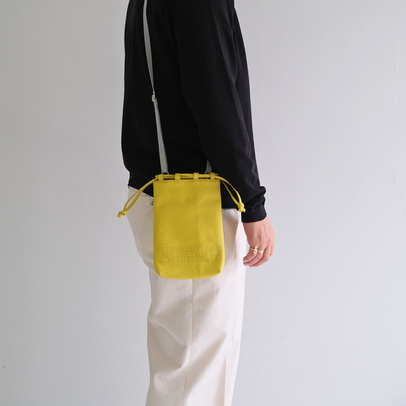 yorozu - レイノ角字巾着 25 / レザー / 巾着 / バッグ / イエロー | iko