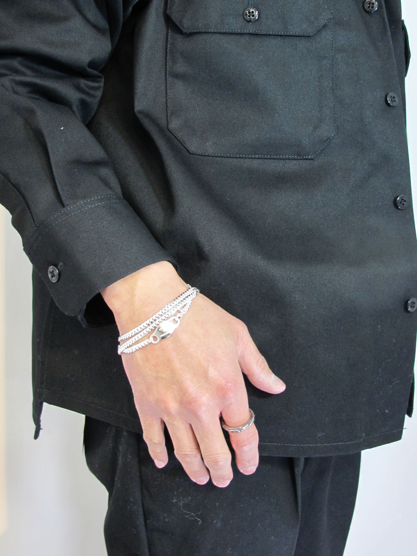 光の当たり具合で輝きに変化が生まれるCOOTIEのオリジナルアクセサリー