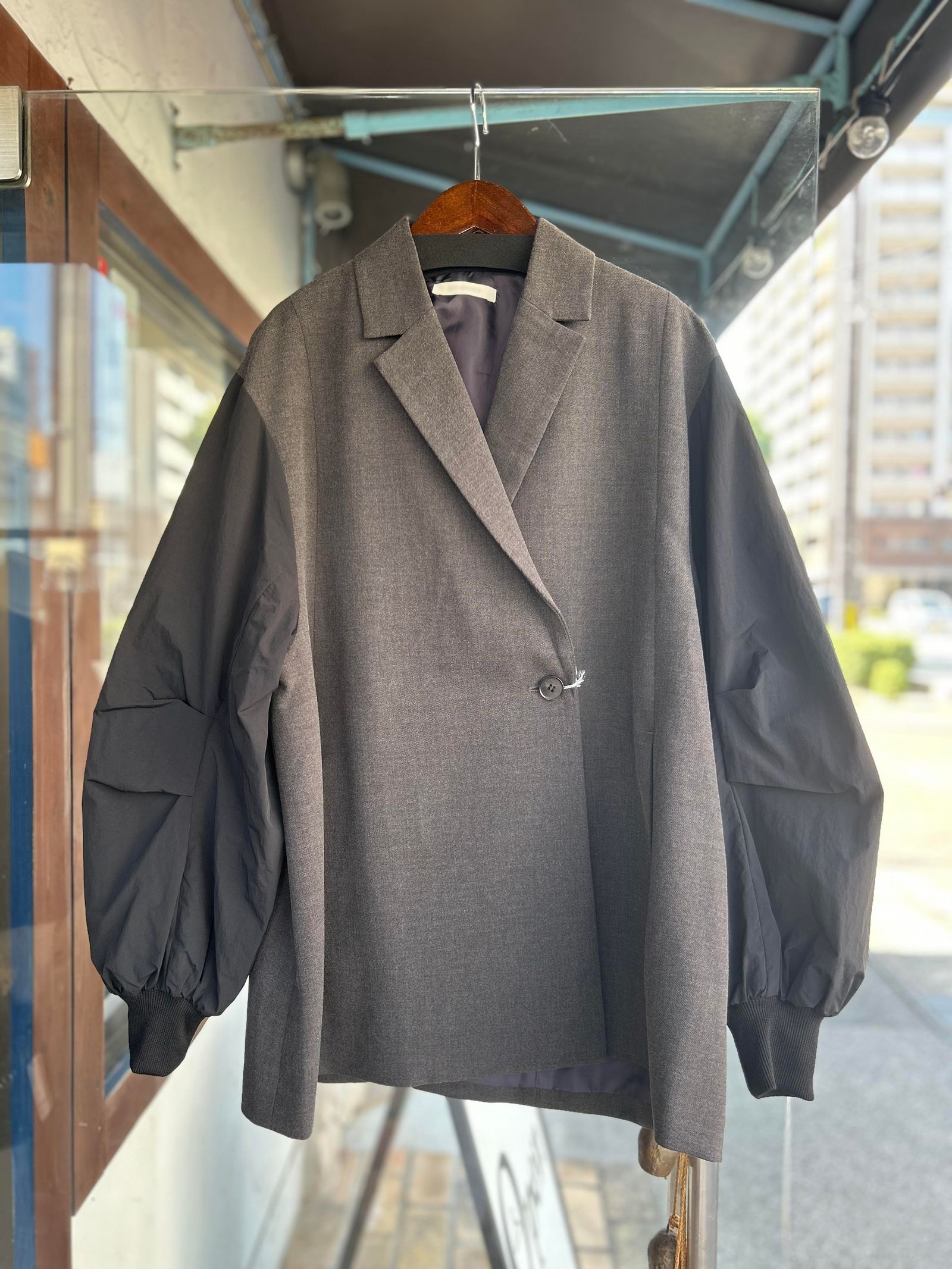 CHIGNON - 袖ドッキングフォルムジャケット チャコール | ravii ONLINE