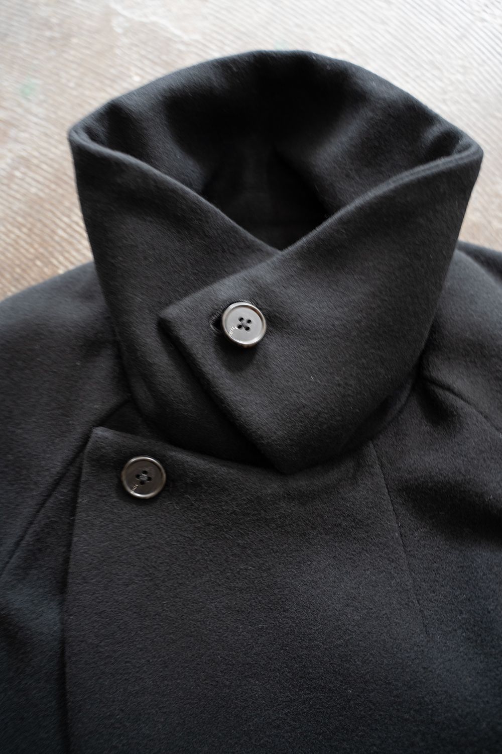 JUHA×STUDIOUS 23ss ベルテッドオーバーコート黒3 oCtTxXfuUMEA.jpg