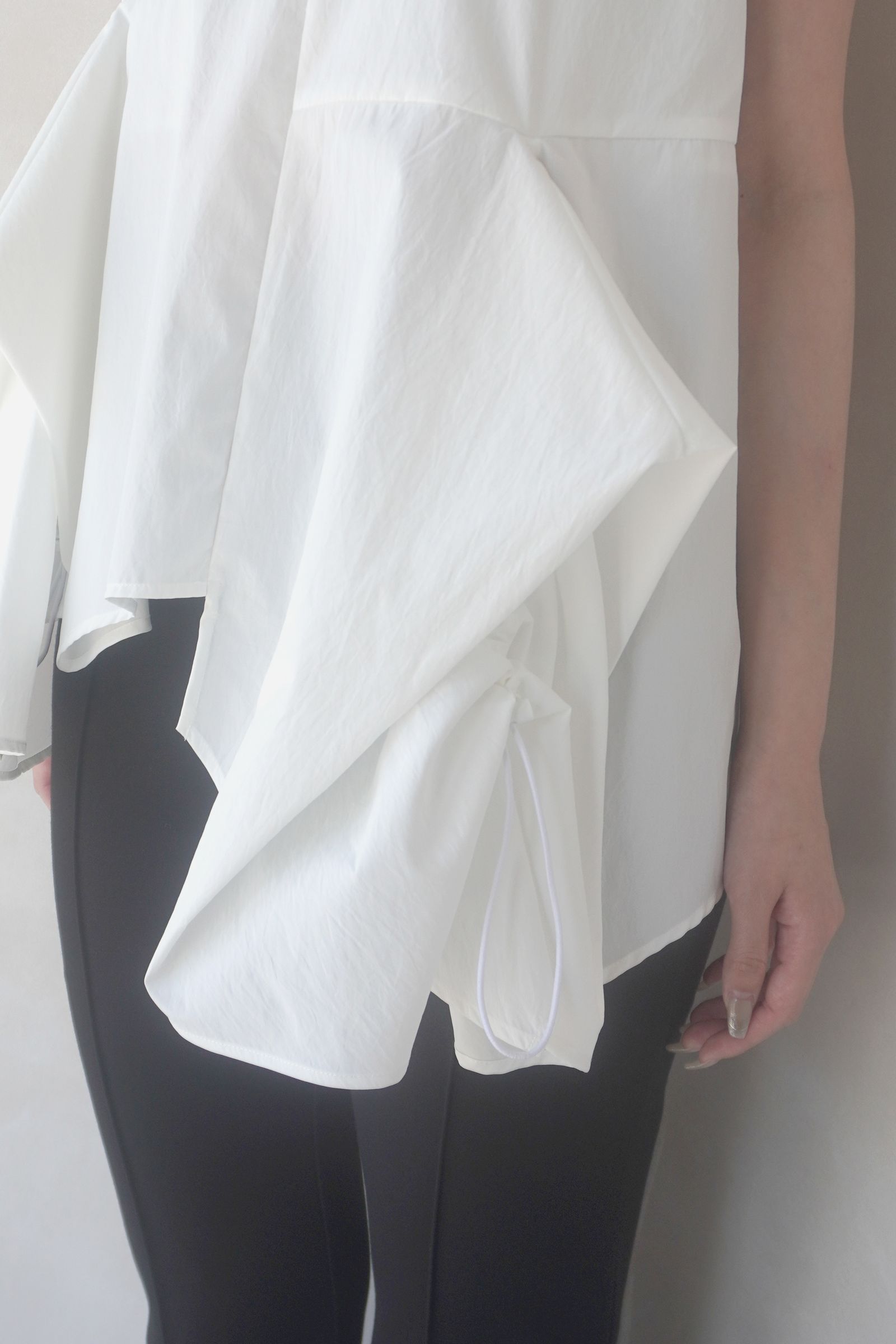 UN3D. - TUCK GATHER SLEEVELES TOP / タックギャザースリーブレス