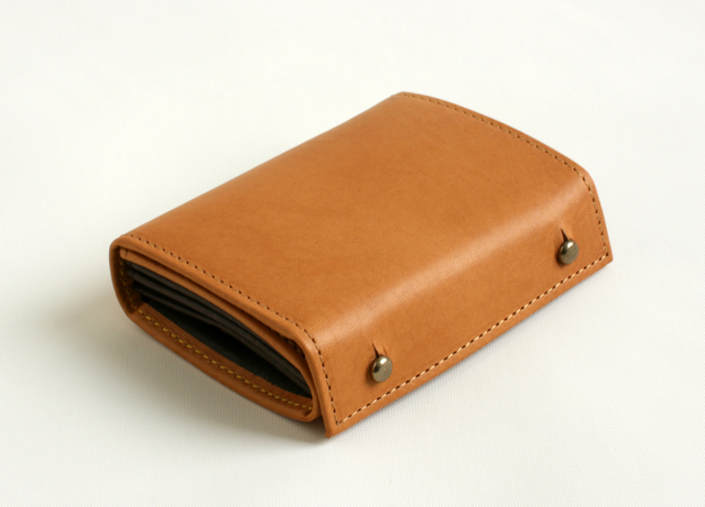 コンパクト二つ折り革財布 | ミッレフォッリエ - エムピウ（m+）