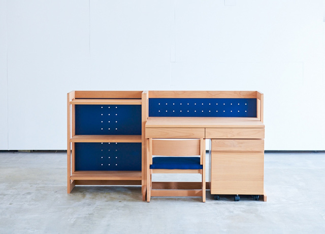 無垢材の学習机用チェア | MUCMOC - 杉工場