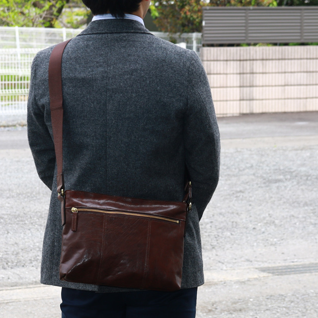 ビュッフルショルダーW』(全3色)バッファローレザー/大人の休日を想定