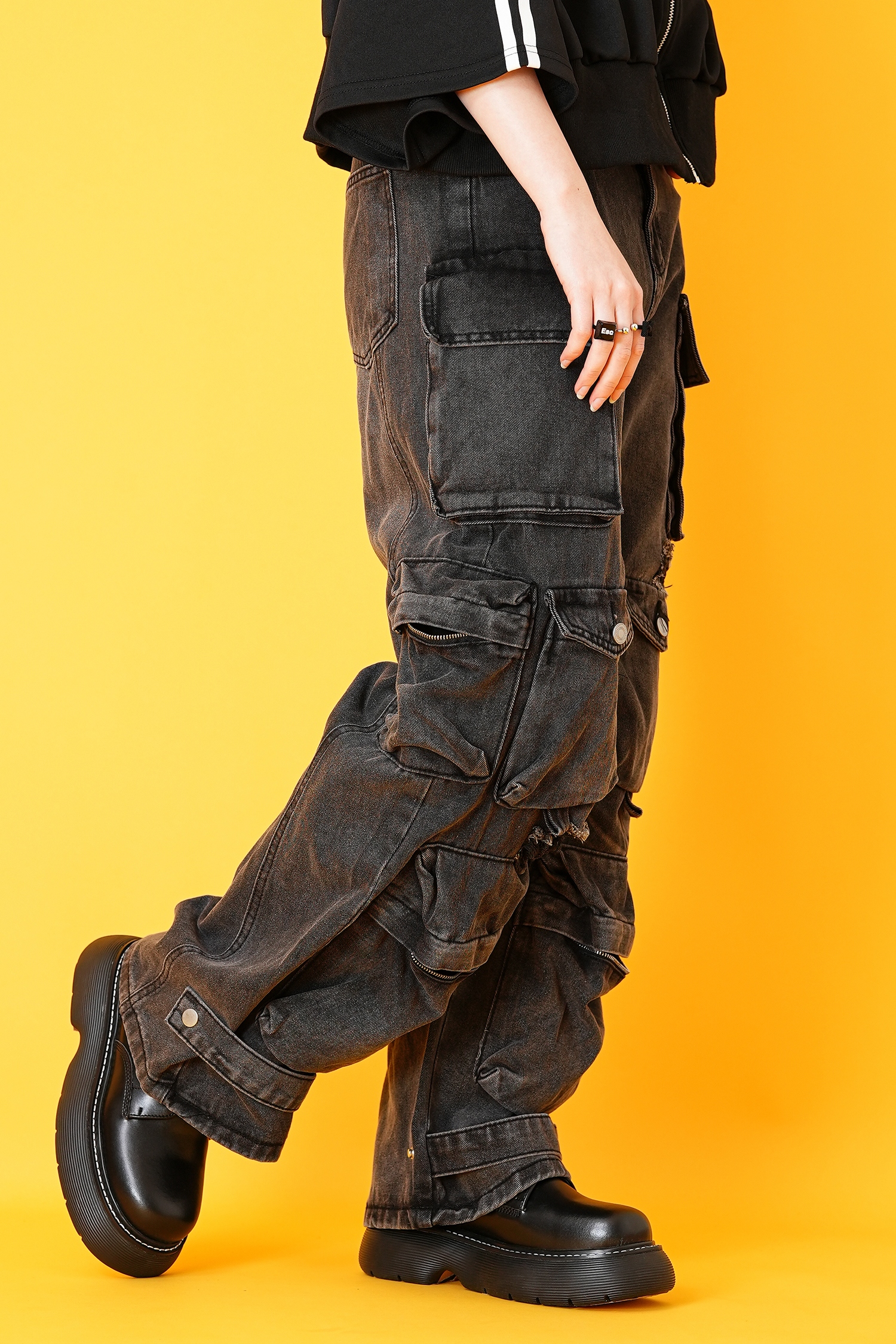 スーパーランダムポケットクラッシュデニムカーゴパンツ / オーバー