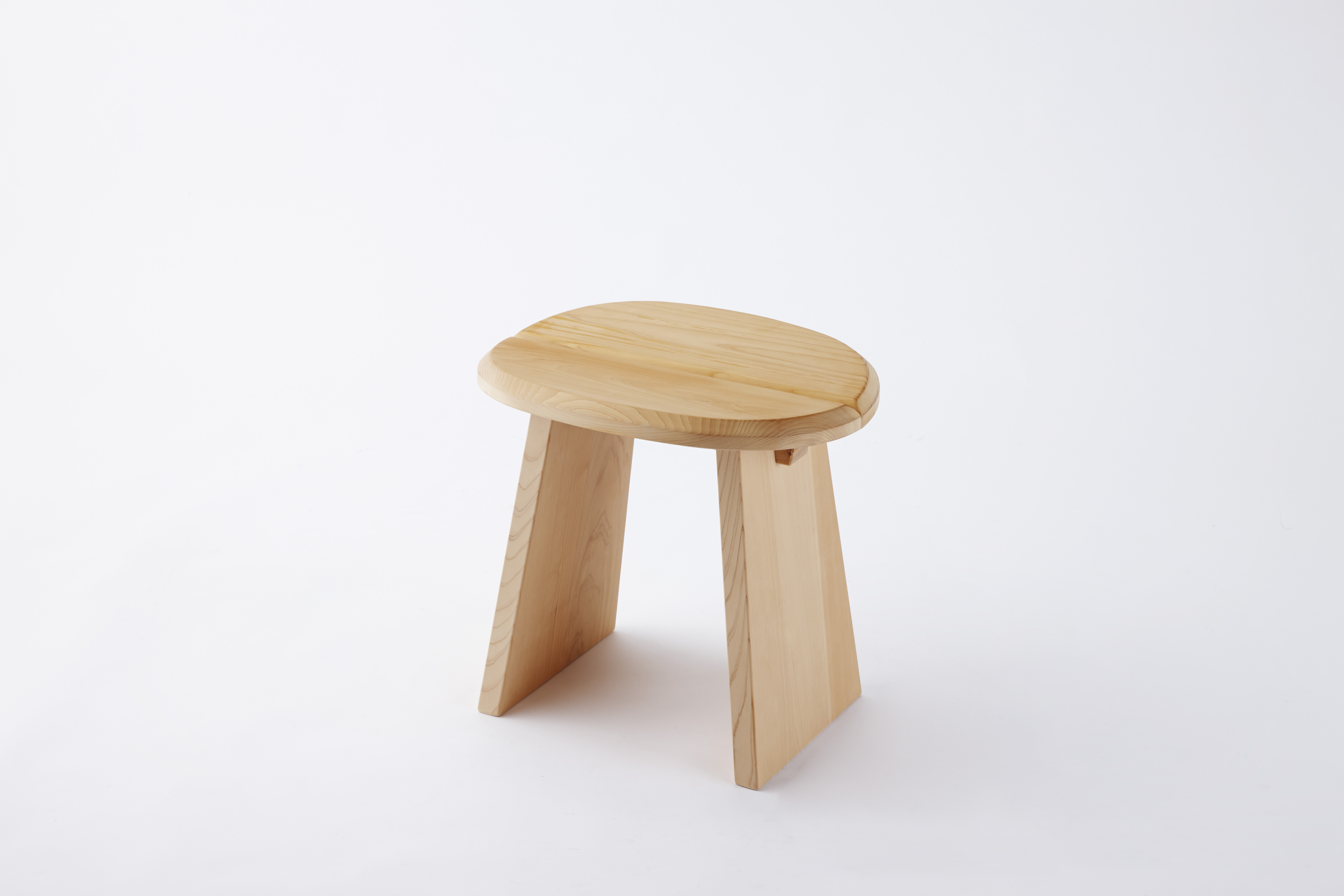 岐阜県のヒノキを使った木のスツール。木製家具専門店フォレストヴォイス。