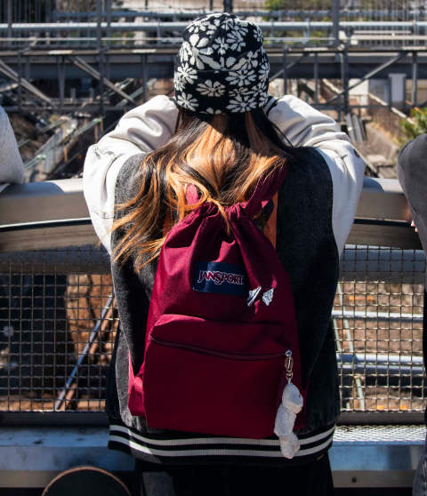 DRAW SACK - RUSSET RED (赤) |【公式通販】JANSPORT（ジャンスポーツ