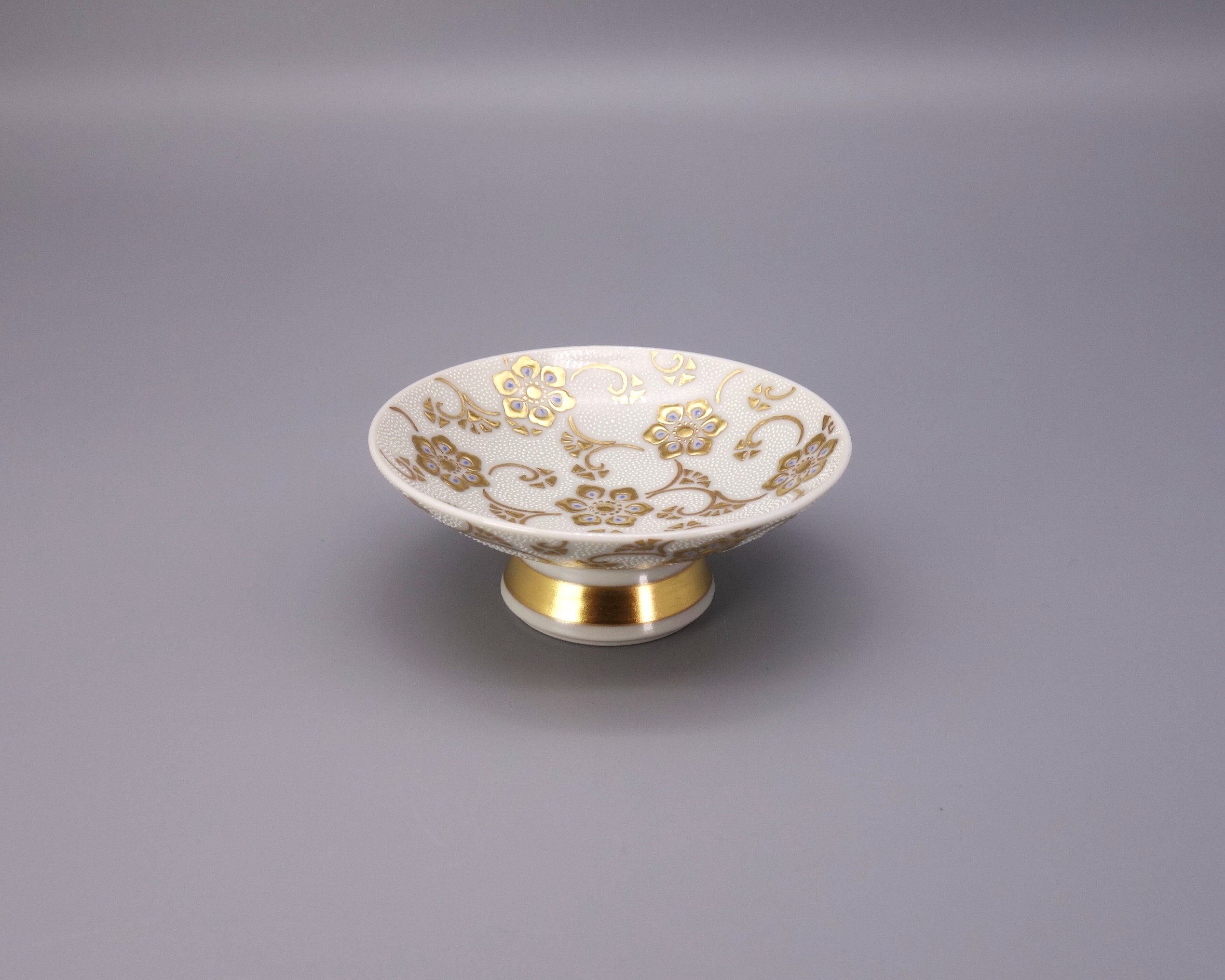 酒盃（両面） 渦打白粒盛金宝相華唐草文 [ 三代 仲田錦玉 ]