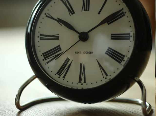 アルネ・ヤコブセン ROMAN（ローマン） テーブルクロック｜北欧