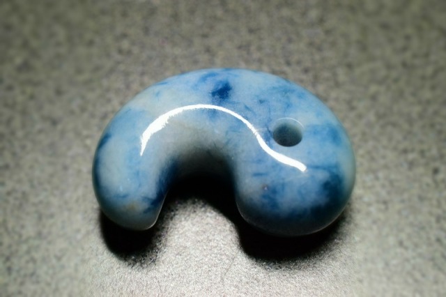 糸魚川産翡翠 勾玉 青 38mm