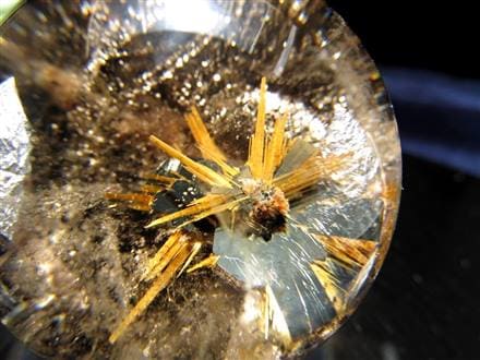 極みの逸品】☆絶大な存在感！太陽放射ルチル☆透明度抜群！板状