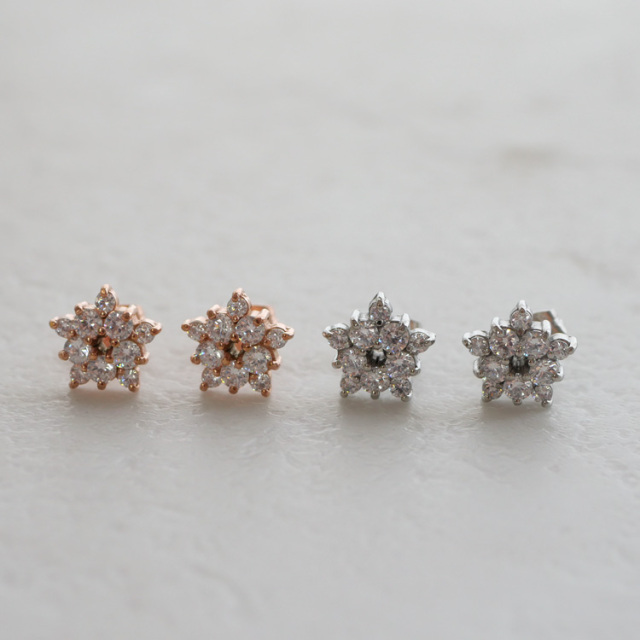 CZダイヤ（キュービックジルコニア）フラワーピアス（両耳用） 金属