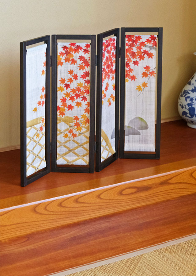 手染め麻ミニ屏風四連 「石庭に紅葉」 [京都洛柿庵オンラインショップ]