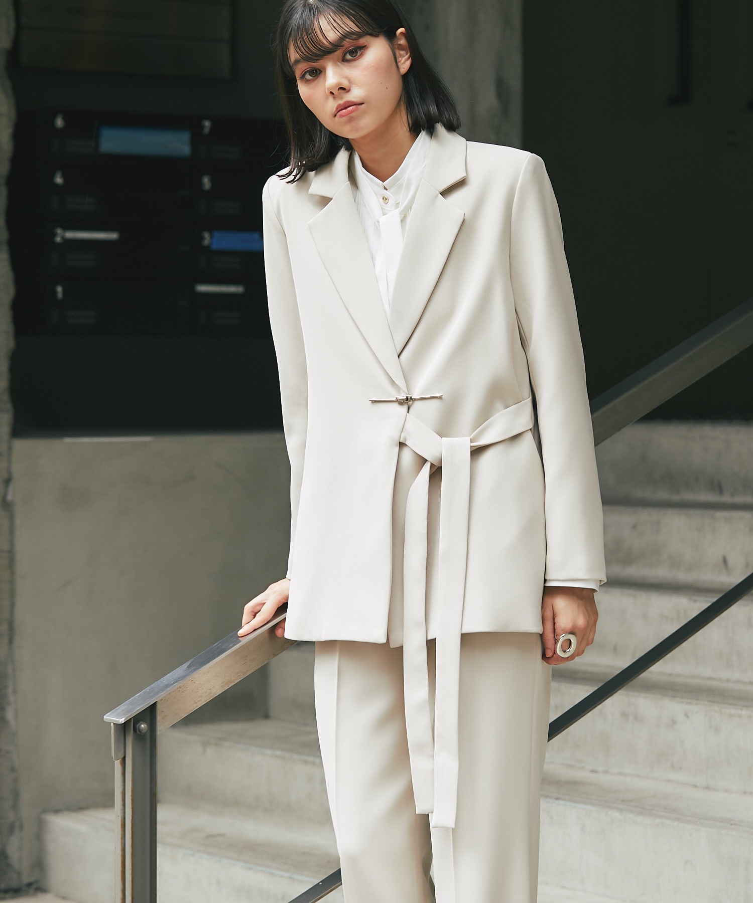 メタリックボタン付きジャケット＆スラックスパンツセットアップ SMILE