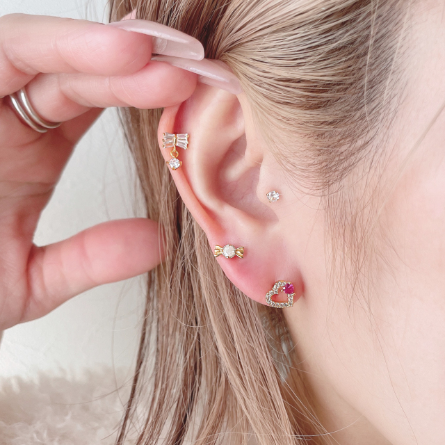 14G 16G ］耳元できらりと輝く ピンクのハート型 CZが コーデの