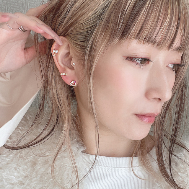 14G 16G ］耳元できらりと輝く ピンクのハート型 CZが コーデの