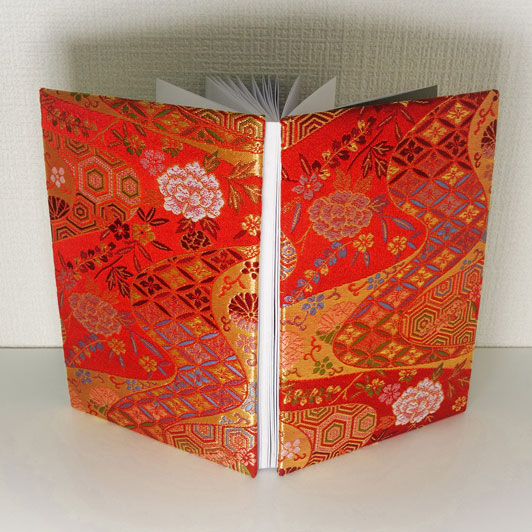 御朱印帳L判サイズ 金襴織物 流水に菊牡丹文（赤）柄の御朱印帳の通販