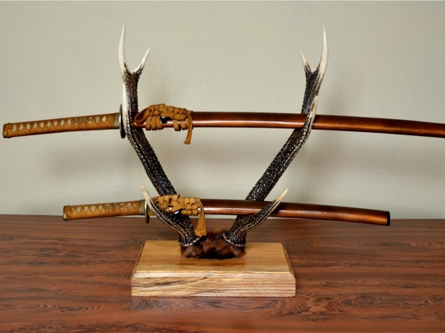 美術刀 スタンド付 模造刀 鹿の角 日本鹿の角を使った刀台です🦌 台座ありで艶あり加工してある一点物に