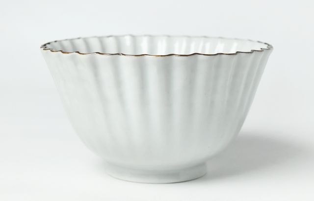 宮岡麻衣子 17 白磁陽刻牡丹文深鉢 ｜ 暮らしのうつわ花田 和食器 通販