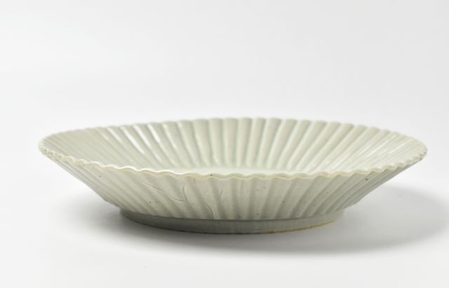 陶房独歩炎 20 古白磁輪花8寸皿 ｜ 暮らしのうつわ花田 和食器 通販