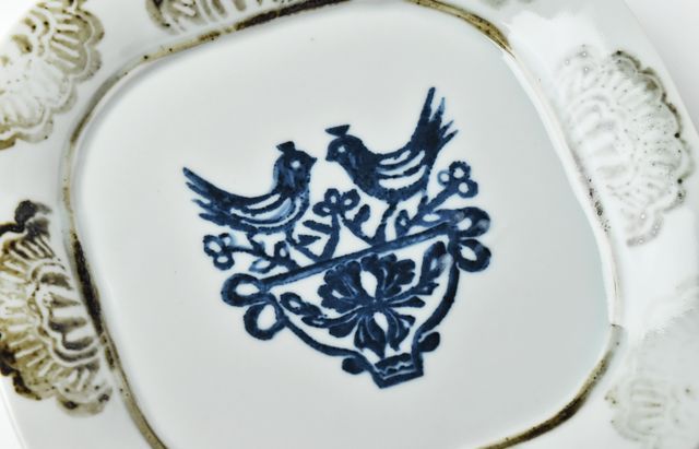 稲村真耶 印判双鶏文7.5寸丸四方皿 ｜ 暮らしのうつわ花田 和食器 通販