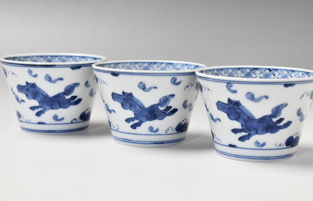 吉岡将弐 マルチカップ 染付飛び馬文 ｜ 暮らしのうつわ花田 和食器 通販