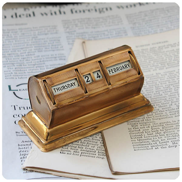 イギリス アンティーク メカニカルカレンダー 卓上カレンダー