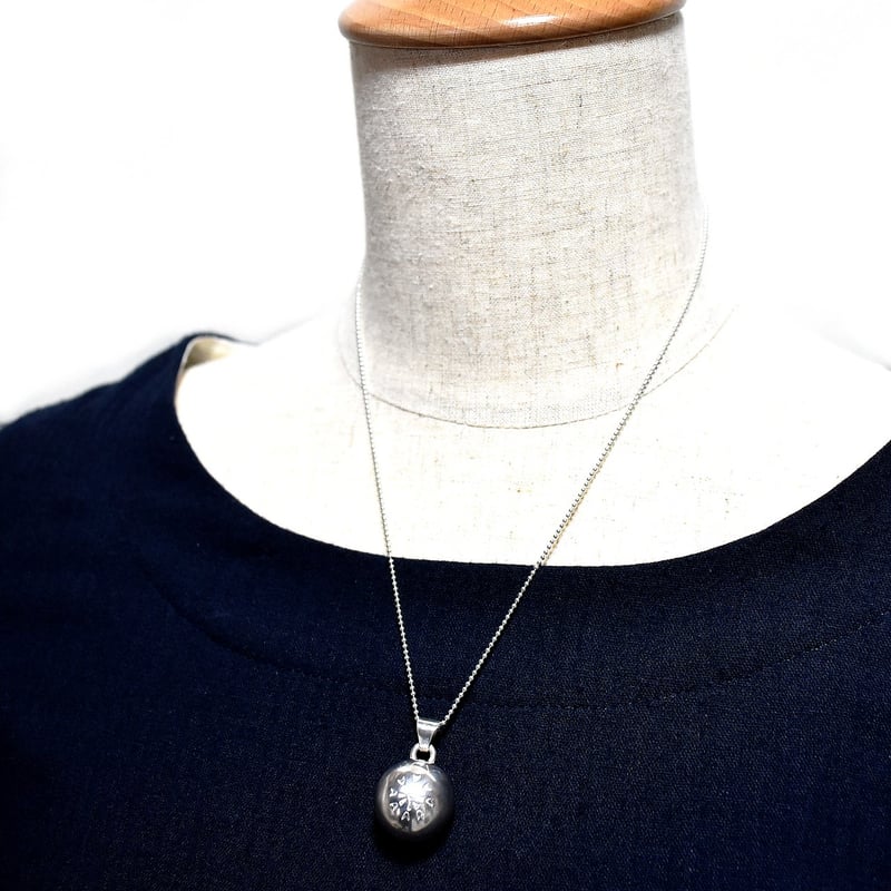 銀の鈴 ペンダントトップ 花の刻印模様 直径17mm | シルバー