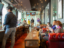 高松シンボルタワー」2階のカフェバー「BLUE THE BLUE」 店内の