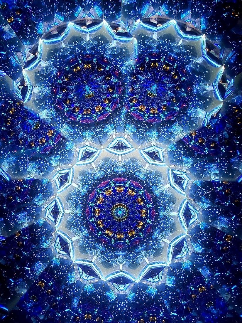 天神のMARUZENギャラリーで「魅惑の万華鏡展」 国内作品100点展示