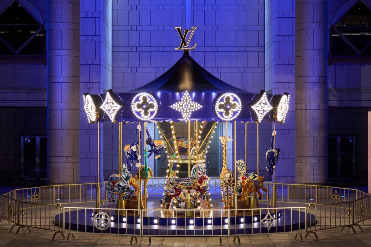 ルイ・ヴィトンの回転木馬が横浜美術館前に ホリデーシーズンを祝い